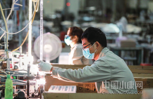广东雪莱特光电科技股份有限公司生产车间工人复工，抓紧时间生产紫外线消毒灯。图 / 方智恒