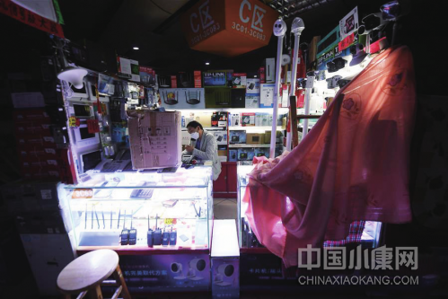 2 月 24 日，在深圳华强北暂未完全开 放的赛格电子市场里，商户在与客户打电话
