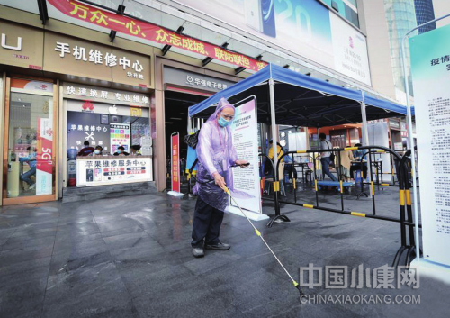 2月24日，在深圳华强北的华强电子世界外，工作人员进行消杀作业