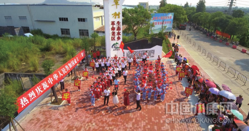 在新中国成立 70 周年之际，南圃镇石军村举行国庆快闪活动