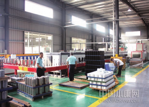 10 月 11 日，江西瑞黔汽车部件有限公司的工人正在生产。图 / 方怡晖