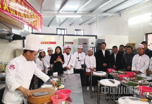 广东省人社厅副厅长杨红山介绍，广东力争到 2022 年，开展“粤菜师傅”培训 5 万人次 以上，直接带动 30 万人实现就业创业。