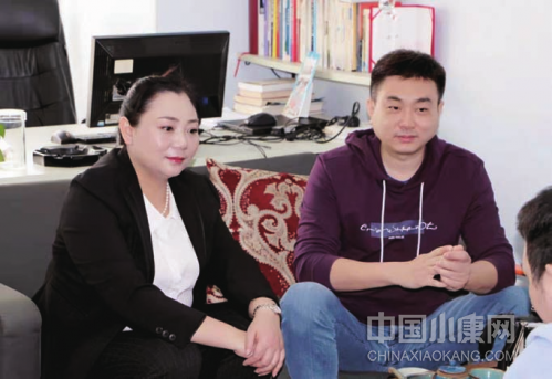 陈乐华（右）、张晓琴（左）和同事们一起商谈政务传播事宜。图 / 陈语