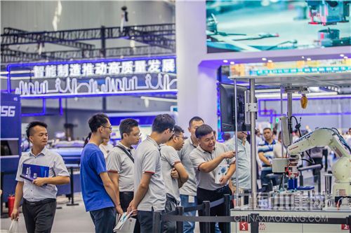 2019年9月20日，第五届珠江西岸先进装备制造业投资贸易洽谈会开幕。图为在佛山展区，有企业组团前来展会现场，他们在隆深.jpg