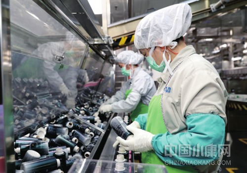 为确保复工复产的同时做好疫情防控，广东省制定了工作指引，对机关、企业和工厂提 出了六方面的防控工作要求