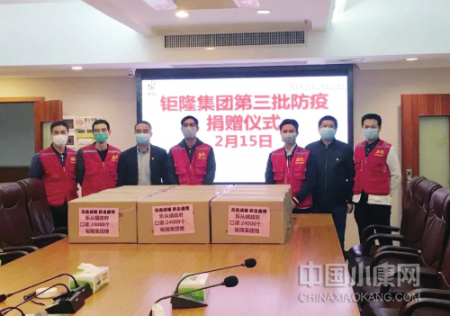 2 月 15 日，负责国内物资捐赠工作的陈宇翔（左四）与党群志愿服务队一起为乐从镇政 府捐赠第三批口罩。钜隆集团供图