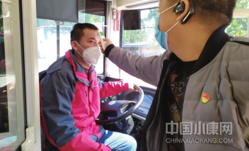“两新”组织党员志愿者在给公交司机测量体温