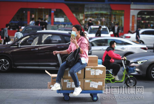 2月24日，在深圳华强北暂未完全开放的赛格电子市场里，商户在与客户打电话