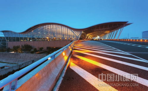 窗口 浦东机场承担了大部分飞上海的国际航班， 以及部分虹桥机场 “溢出” 的国内航班