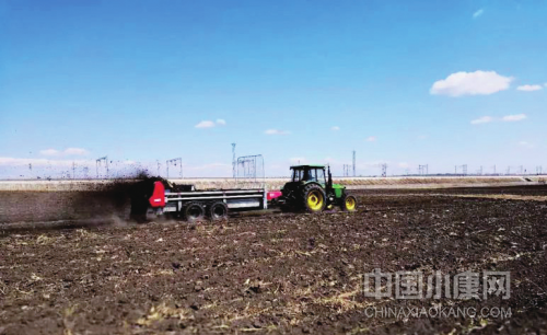 黑龙江省宾县黑土地保护利用试点项目内，大型拖拉机正在抛洒有机肥。宾县农业技术 推广中心供图