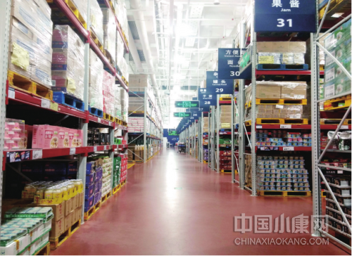 广州山姆会员店内，食品区数十个货架摆满商品整齐排列。图 / 王际娣