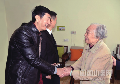 南海区民政局党组书记、局长刘锦枌（左一）到养老院慰问长者