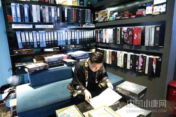 图为西安“剧本杀”从业者刘明浩正在阅读剧本。张远/ 摄