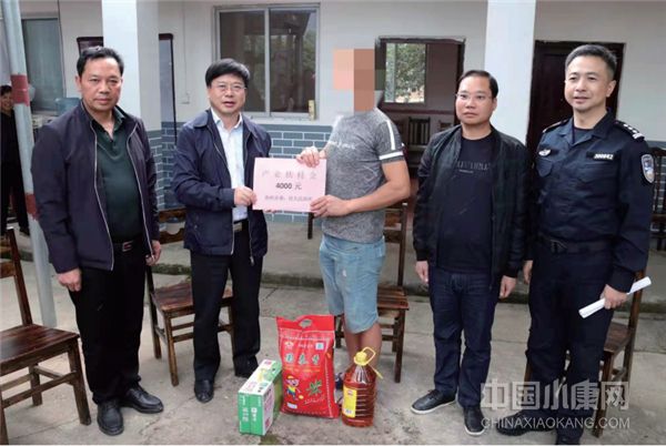 临桂区委书记石玉琳（左二）走访慰问吸毒人员
