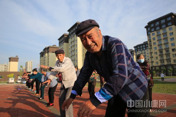 张北县义合美新城村民正在锻炼身体。王英军摄.jpeg